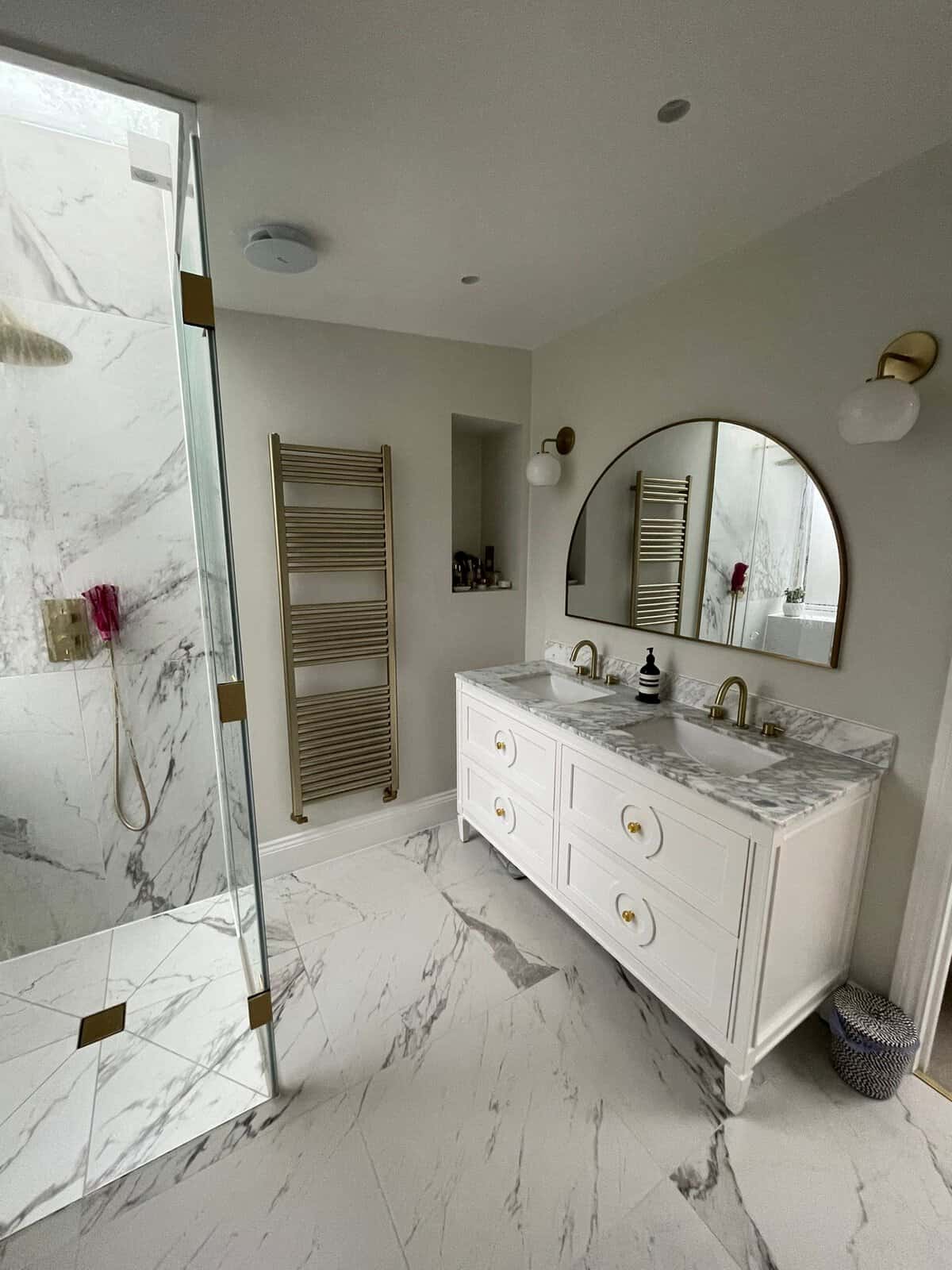 Bathroom with marble effect porcelain, double vanity and round mirror, Corbyn Street N4