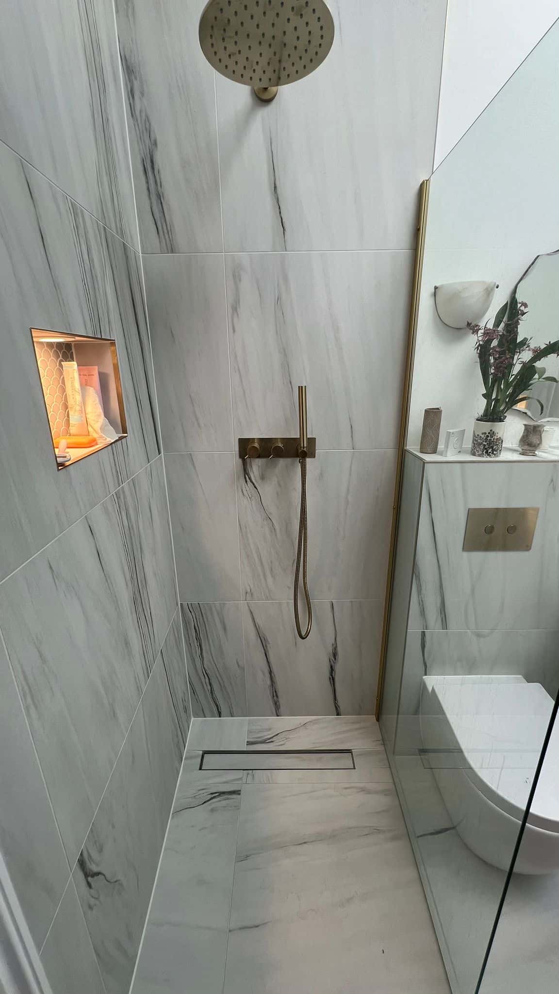 Walk in shower with large marble effect porcelain, linear drain, lit niche and brushed brass shower, Hanover Place E3